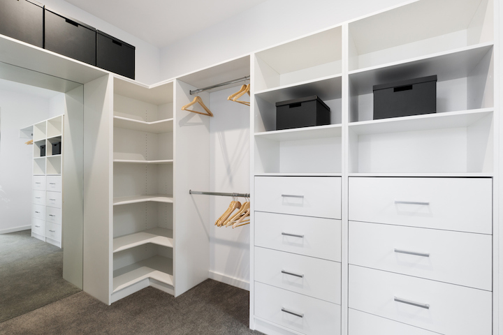 Plaatsen van kasten op maat onder schuin dak of dressings op maat