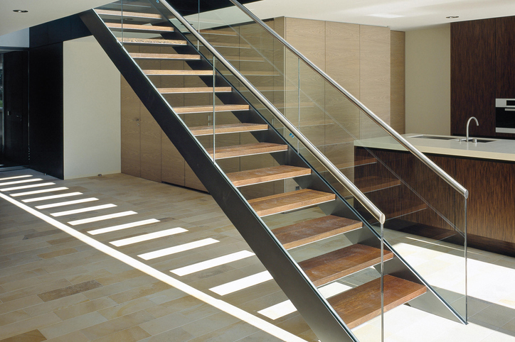 Renoveren en plaatsen van trappen in hout, staal of aluminium.