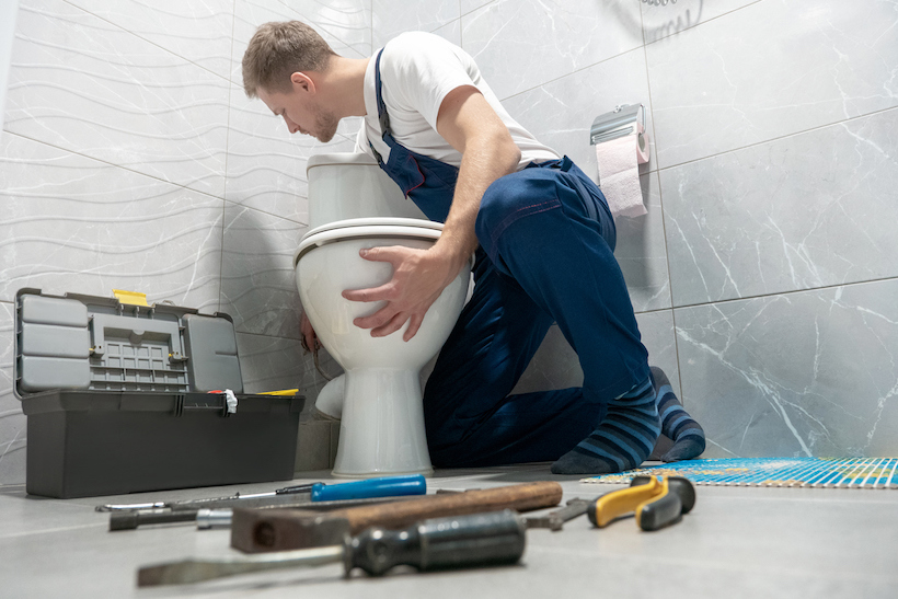 Renoveren en plaatsen van toiletten.